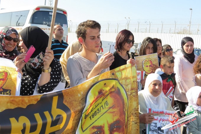 المئات يتظاهرون امام سجن هداريم للمطالبة باطلاق سراخ الاسرى